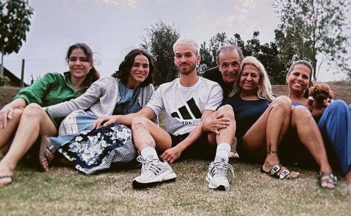 bruna marquezine aparece em álbum de fotos publicado pela mãe de joão guilherme e fãs elogiam