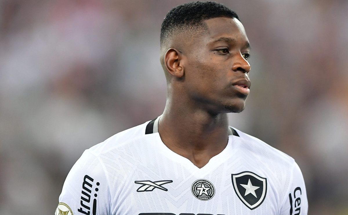 luiz henrique deixa o morumbis de ambulância após mal estar em campo 