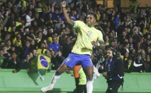 gol de rodrygo se destaca com a torcida na vitória da seleção brasileira