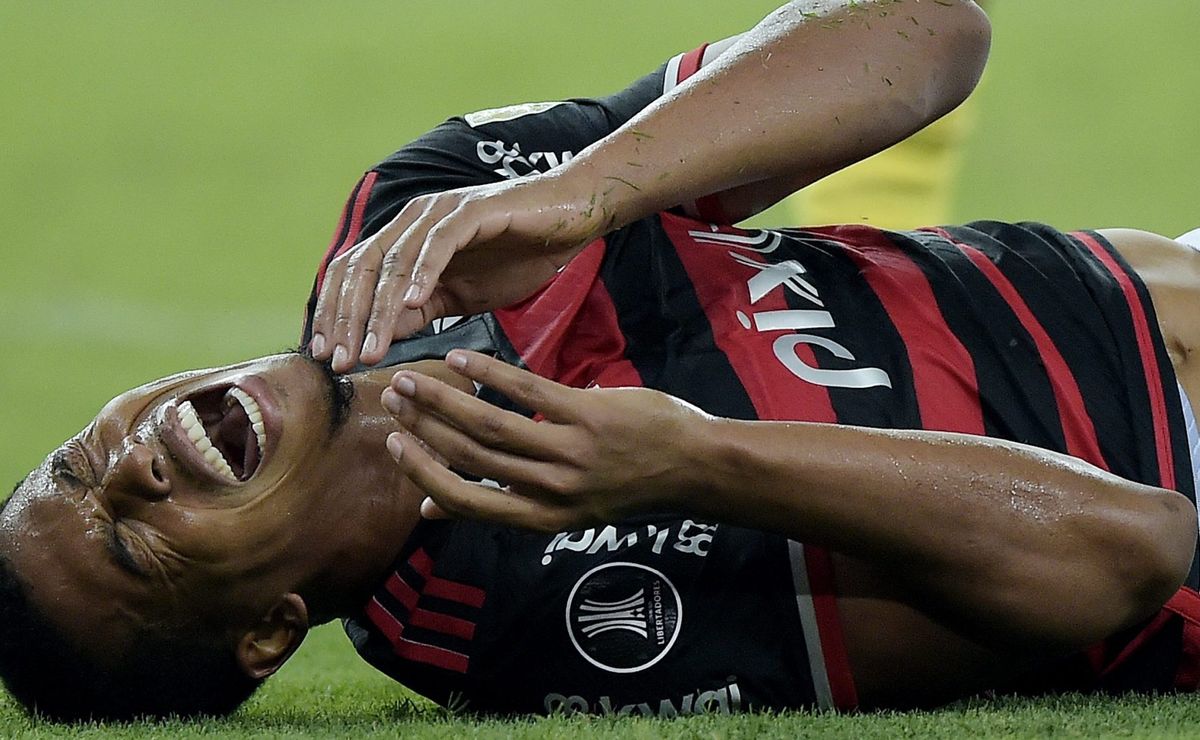 carlinhos vira problema no flamengo e grêmio toma decisão nos bastidores sobre suposta polêmica de racismo