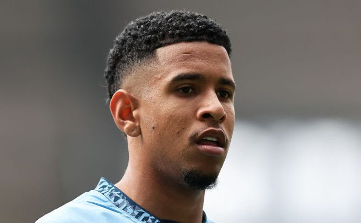 savinho se destaca no manchester city e torcida o pede como titular da seleção brasileira