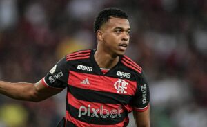 tite toma decisão sobre carlinhos horas antes do jogo na libertadores e respalda o atacante