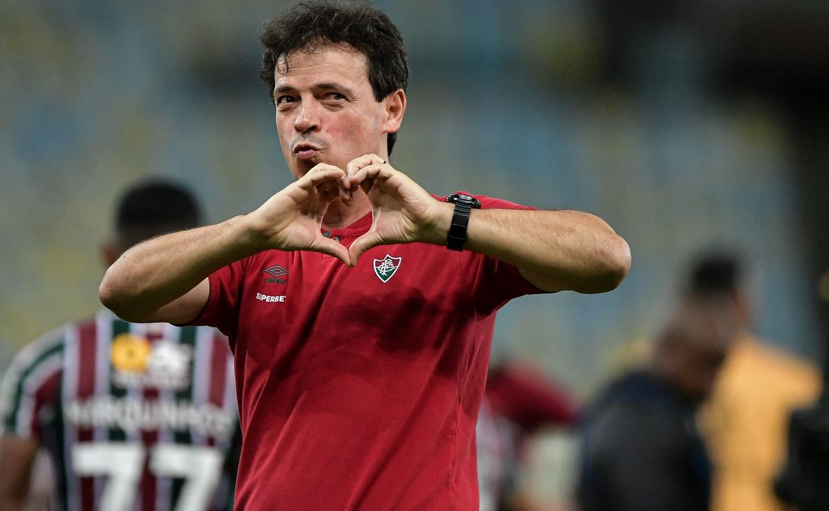 ex treinador do fluminense, diniz vacila em apresentação no cruzeiro