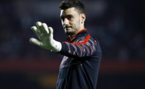 são paulo crava renovação de rafael mesmo com momento de falhas e incertezas 