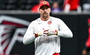 nfl: travis kelce reage ao ato de andy reid reunir os chiefs com o campeão do super bowl que foi excluído