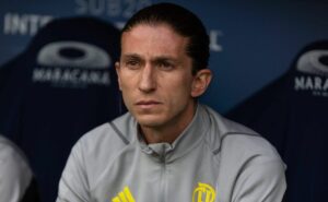 após pressão da torcida por mudança, filipe luís é respaldado no flamengo e bastidores são revelados