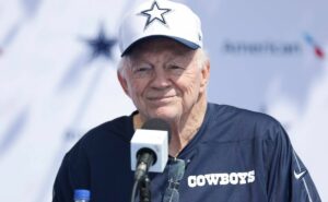 jerry jones quebra o silêncio e fala do futuro de ezekiel elliott nos cowboys
