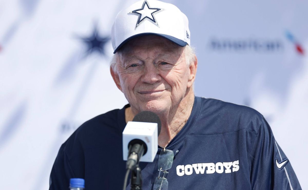 jerry jones quebra o silêncio e fala do futuro de ezekiel elliott nos cowboys