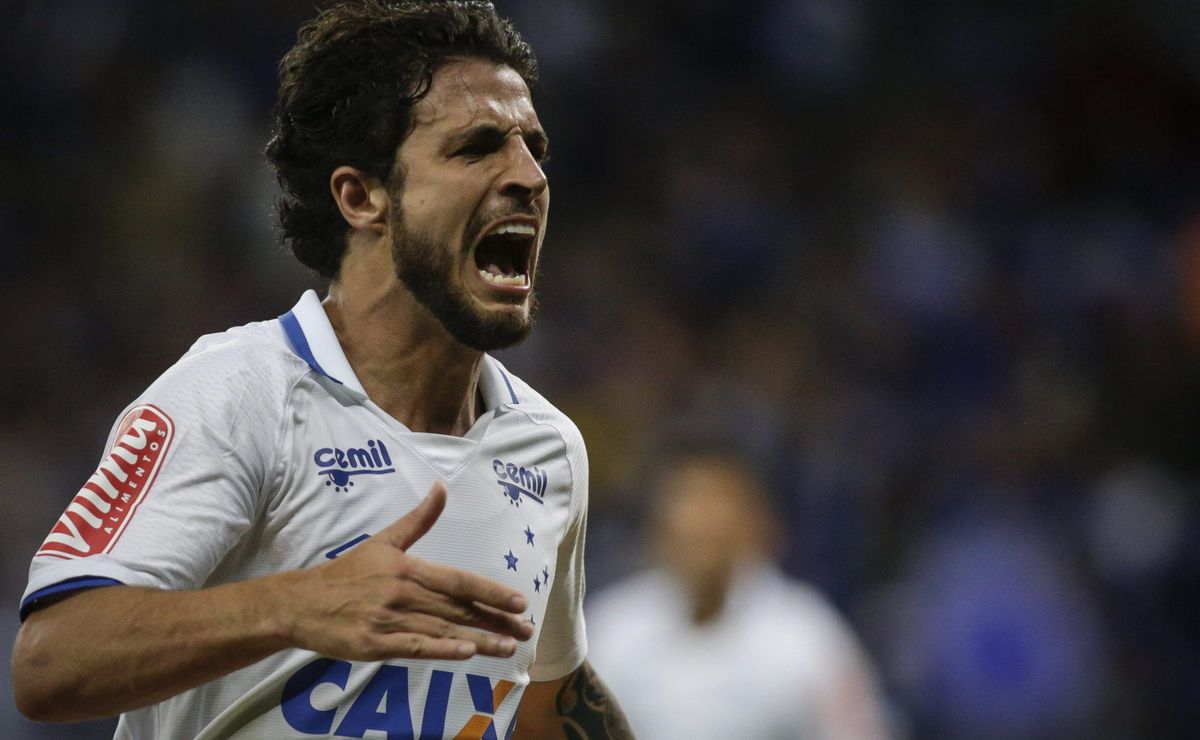 ex jogador do cruzeiro, hudson revela cobrança a presidente no vestiário