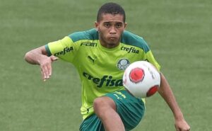 promessa do palmeiras pede passagem ao time titular e revela postura com abel ferreira