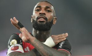 escalação do flamengo: filipe luís barra gerson, pulgar e de la cruz de clássico fla flu