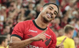 palmeiras mantém interesse em christian e salário no athletico pr é de r$ 240 mil