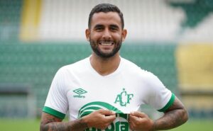 torcedores do grêmio se revoltam com possível reforço de marcelinho da chapecoense: "parece piada"