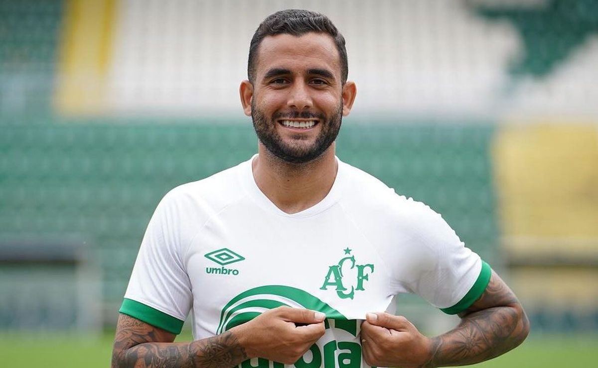 torcedores do grêmio se revoltam com possível reforço de marcelinho da chapecoense: "parece piada"