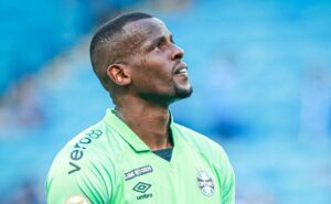 caíque desabafa no grêmio e revela dificuldade: "um tempão sem jogar"