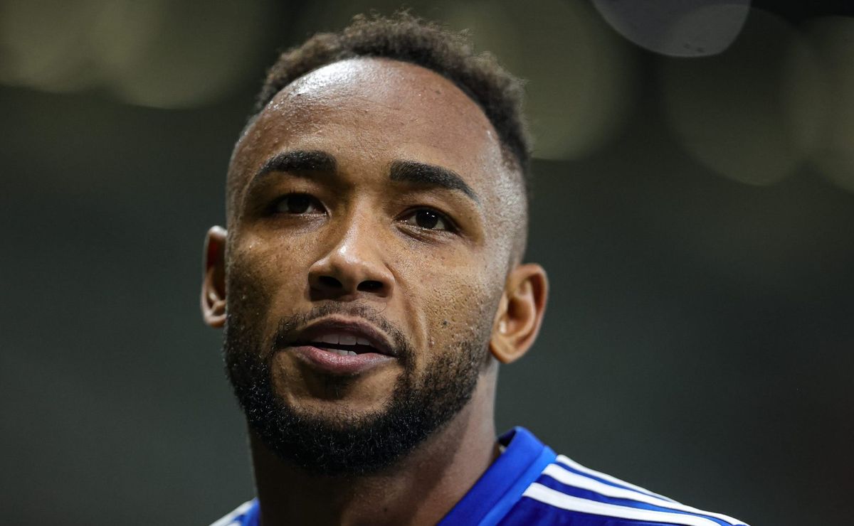 torcida do cruzeiro exige saída de rafa silva após expulsão relâmpago no brasileirão