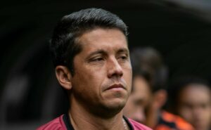 thiago carpini, técnico do vitória, revela superioridade contra o galo: “jogo previsível do atlético”