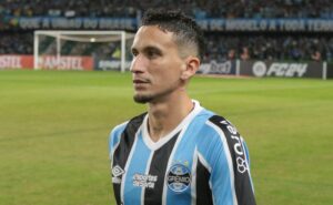 'trocado' pelo santos, dodi vive novo momento e é titular do time do grêmio