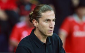 filipe luís cai nas graças da nação após internacional x flamengo: "arrumou o time"