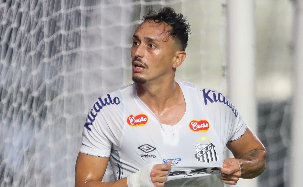 santos bate o ceará com gol de pituca e fica muito perto do acesso à série a