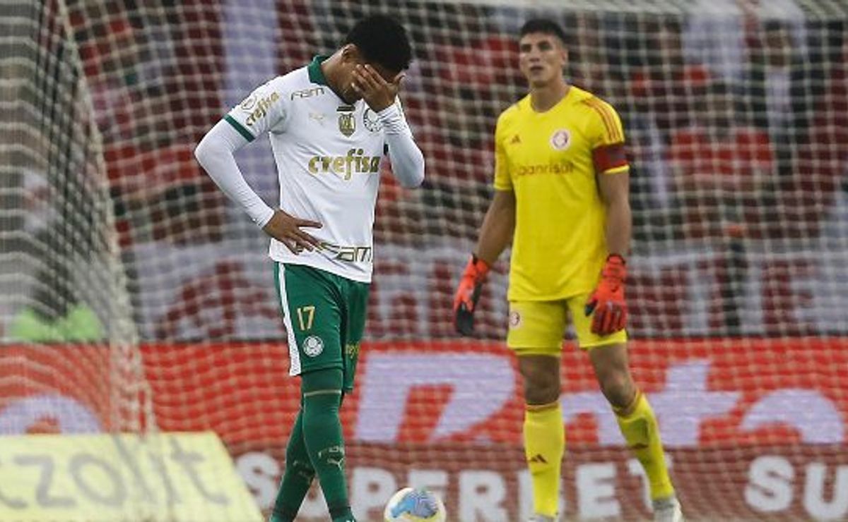 torcida do palmeiras critica lázaro e pede sua saída após desempenho insatisfatório na temporada: "vai tarde!"