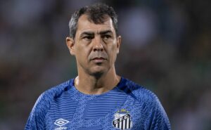 carille é poupado por torcida que pede adeus a titular do santos após erro: "jogou tudo no lixo"