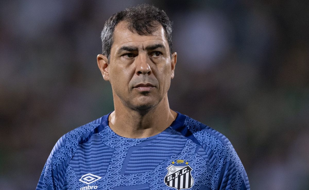 carille é poupado por torcida que pede adeus a titular do santos após erro: "jogou tudo no lixo"
