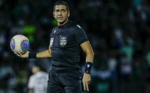 Árbitro do grenal deu oito cartões ao inter em jogo polêmico do brasileirão