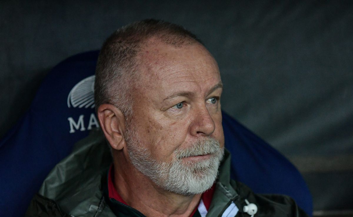 mano menezes cumpre promessa, mas é vaiado em fluminense x cruzeiro: “inacreditável” 