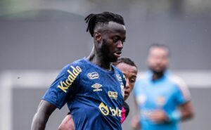 reforço do santos, yusupha njie completa um mês na vila sem ser relacionado