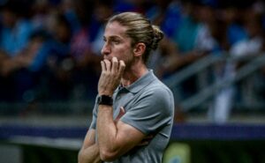 filipe luís fica surpreso com léo ortiz e descarta titular de tite na zaga