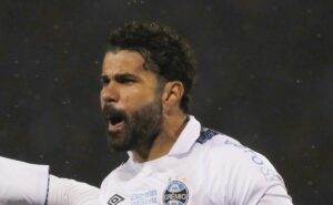 grêmio busca diminuir folha salarial e não vai renovar com diego costa e soteldo