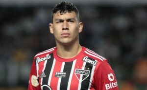 ferraresi do são paulo não teve uma boa atuação contra o paraguai, mas torcida defende ídolo