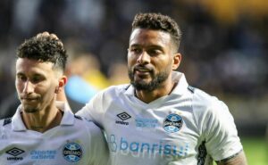 reinaldo não vai ter contrato renovado e decisão divide opiniões no grêmio: "milagre"