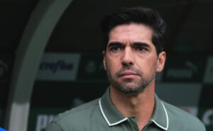 torcida do palmeiras critica abel ferreira por demora nas substituições contra bragantino