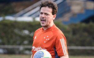 fernando diniz faz alerta sobre utilização da base do cruzeiro: “esse olhar eu sempre tenho”