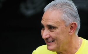 tite, ex técnico do flamengo, é goleado pelo time de zico em jogo festivo