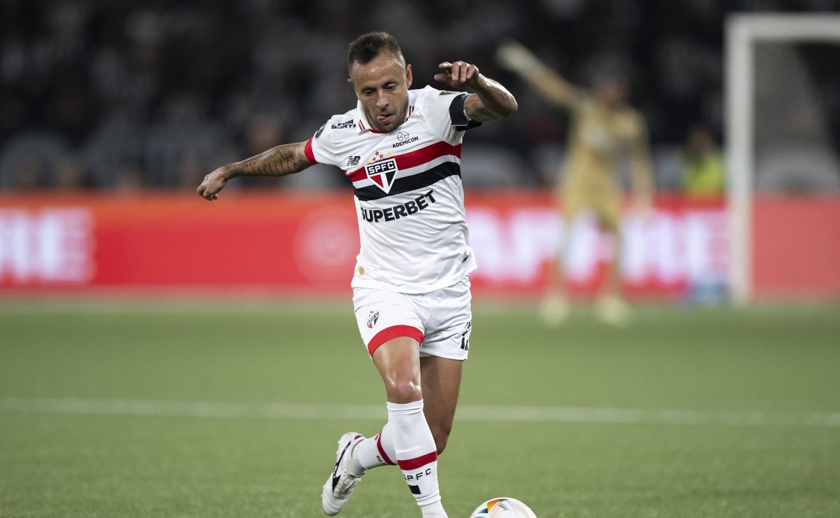 rafinha já definiu seu futuro e vai conversar com o são paulo, revela andré hernan 