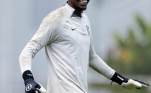 hugo souza decide tempo de contrato e salário com corinthians, afirma andré hernan: “só falta...”