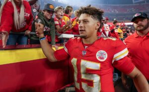 mahomes "adverte" reid após jogadas perigosas na vitória do chiefs sobre os 49ers