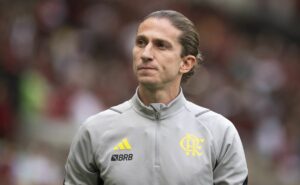 escalação do flamengo: com alcaraz no banco, filipe luís monta time inédito contra juventude