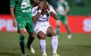 santos paga caro por erros defensivos e perde para a chape de virada