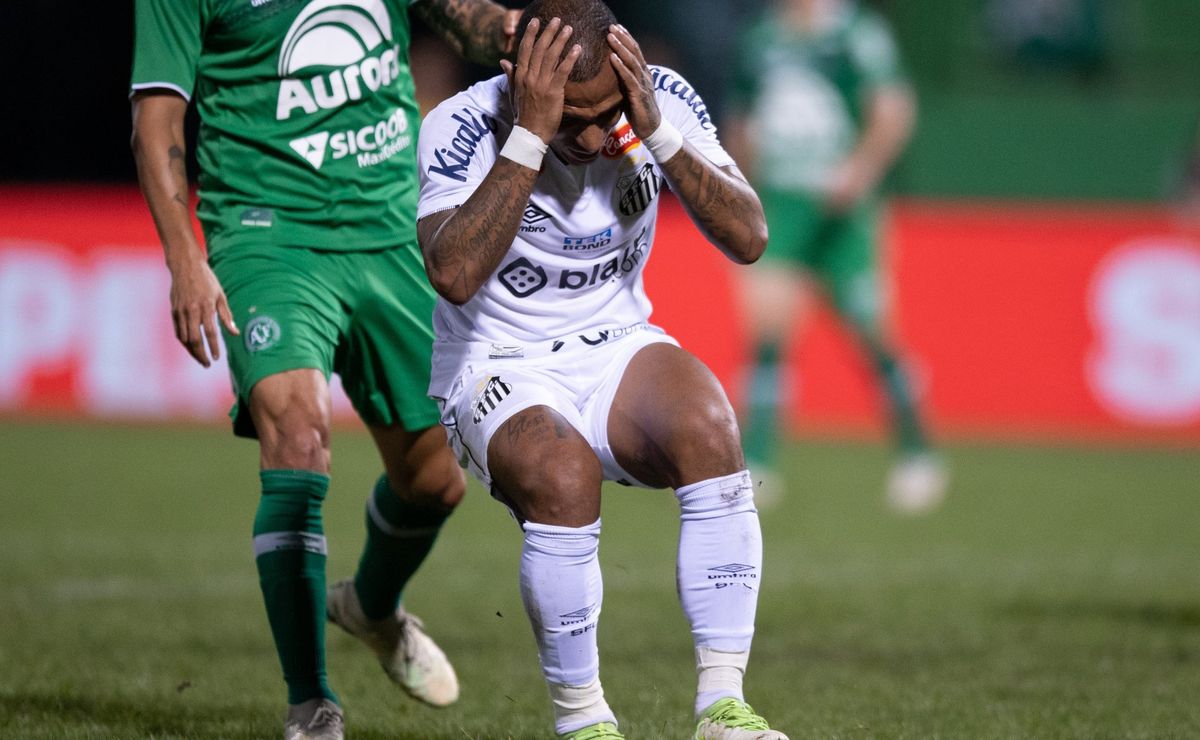 santos paga caro por erros defensivos e perde para a chape de virada