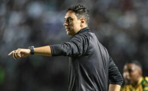 bernardo franco, técnico do dourado, analisa vasco x cuiabá pelo brasileirão: “deu sorte”