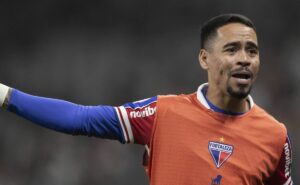 santos contata yago pikachu para 2025, mas fortaleza fecha a porta