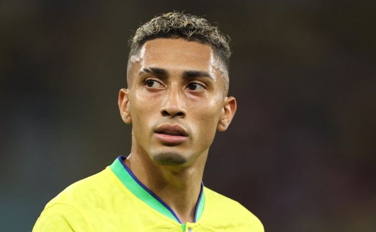 raphinha brilha em goleada do barcelona e aumenta briga por titularidade na seleção brasileira