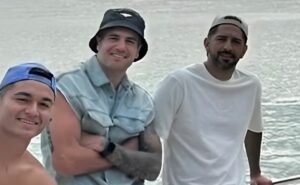 jogadores de flamengo e vasco aproveitam folga juntos com auxiliar do corinthians, emiliano díaz