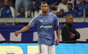 diniz não para em walace e testa outro volante como zagueiro no cruzeiro