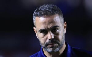 torcida do botafogo reprova atuação do time de artur jorge em vitória: "displicência demais"