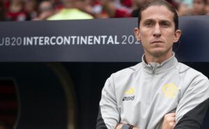 permanência de filipe luís do flamengo depende de 2 meses, diz pvc